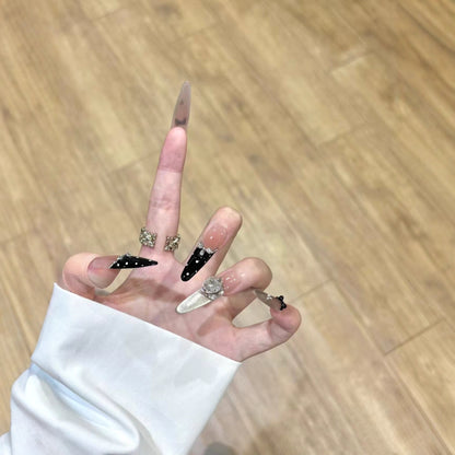 Dekorative Stiletto-Nagelerweiterungen mit Kristallakzenten