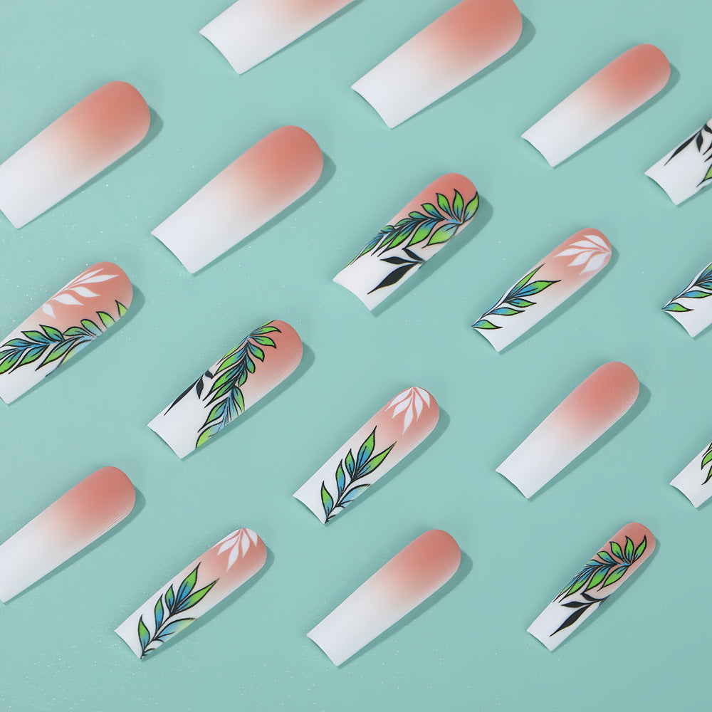 Kunstnägel mit elegantem Ombre-Design und floralen Akzenten Brehn