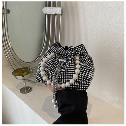 Elegante Perlen Zughandtasche