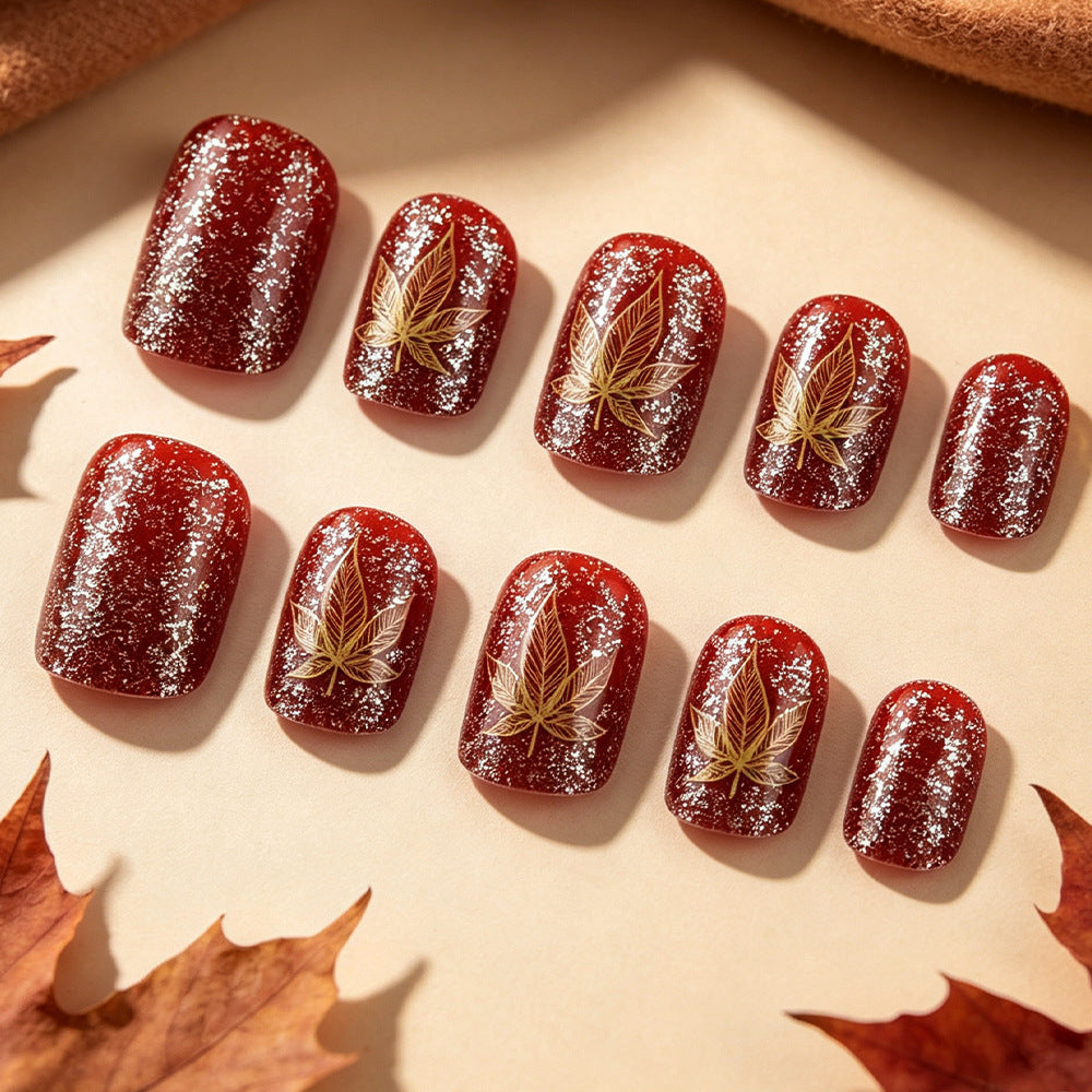Künstlerisches mit Blättern verziertes Nageldesign Brehn