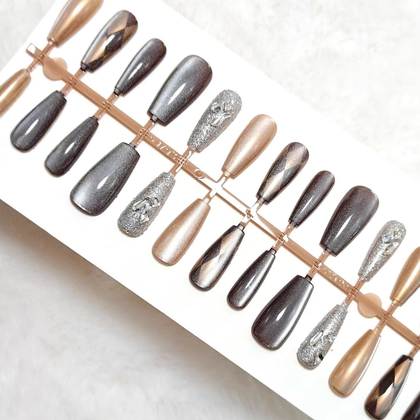 Glamouröse Kunstnägel Im Eleganten Metallic-Look Brehn