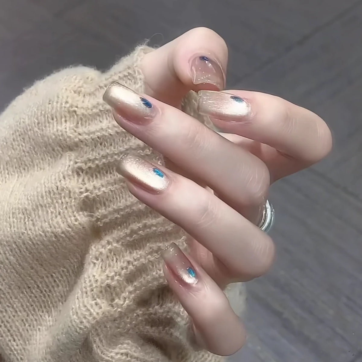 Glitzernde Nagelkunstverlängerungen