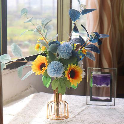 Lebensechte Blumenarrangement in eleganter Vase