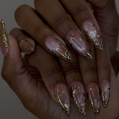 Glamouröse Kunstnägel mit filigranen Goldakzenten Brehn