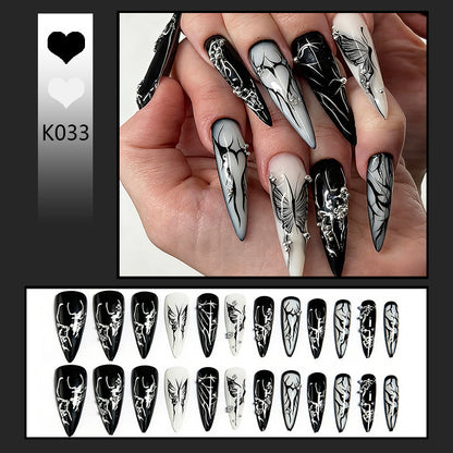 Kunstnagelset mit eleganten geometrischen Designs und kreativen Metallic-Akzenten Brehn