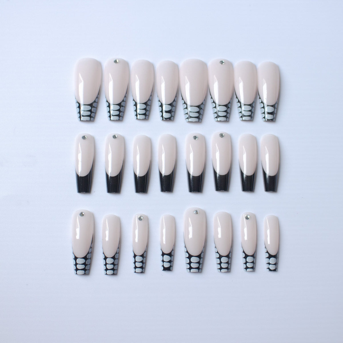 Künstlerisches Acryl-Nagelkunst-Set mit eleganten Punktdesigns