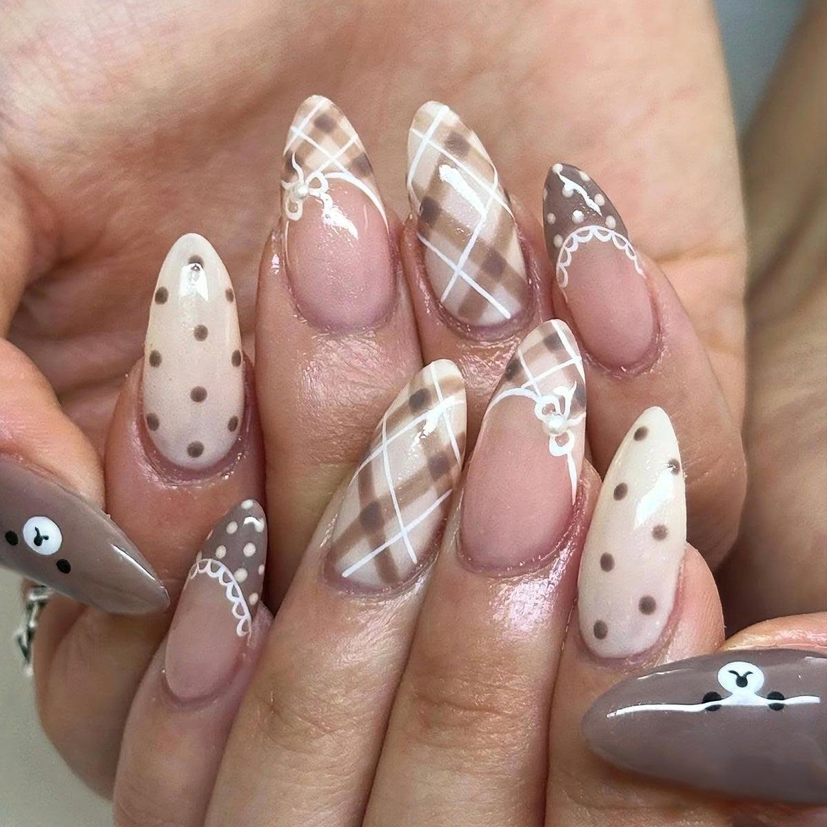 Kunstnagelset mit eleganten Rosen- und Goldverzierungen Brehn