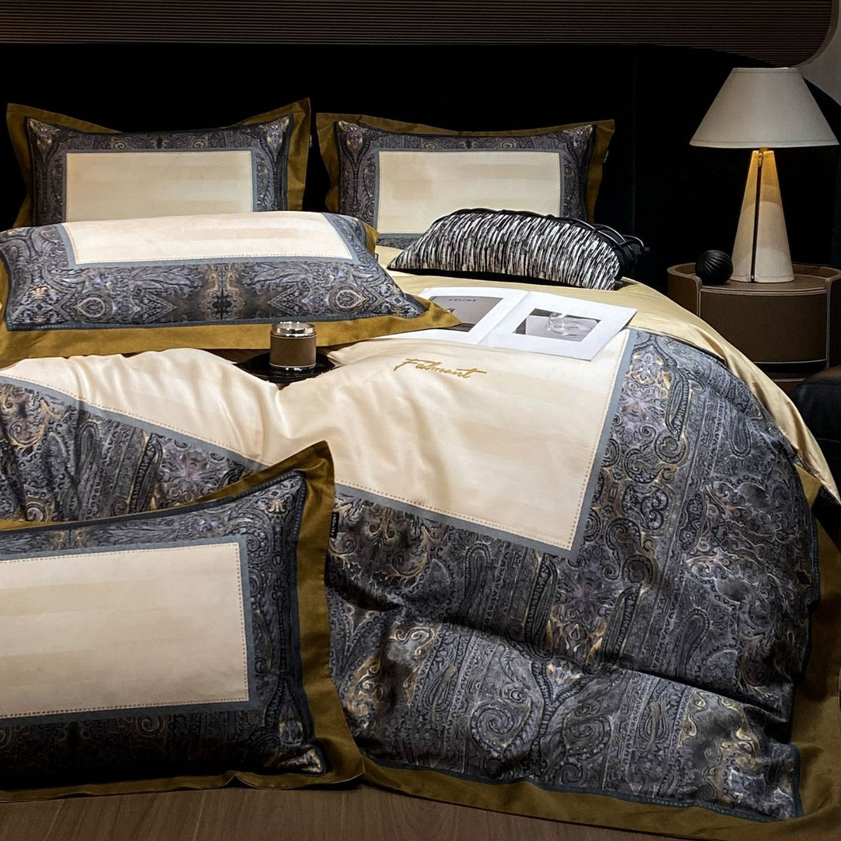 Paisley Baumwollsatin Bettbezug Set mit goldfarbigem Kontrastrand und dekorativen Kissenbezügen