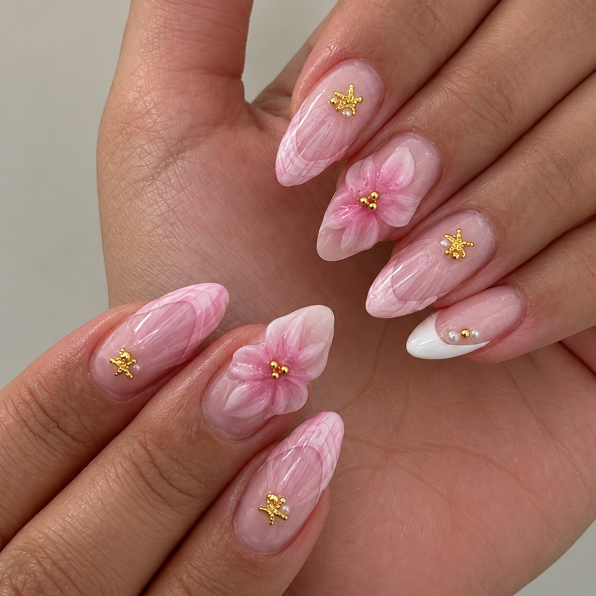 Kunstnagelset mit zarten Blüten- und Glitzerapplikationen Brehn