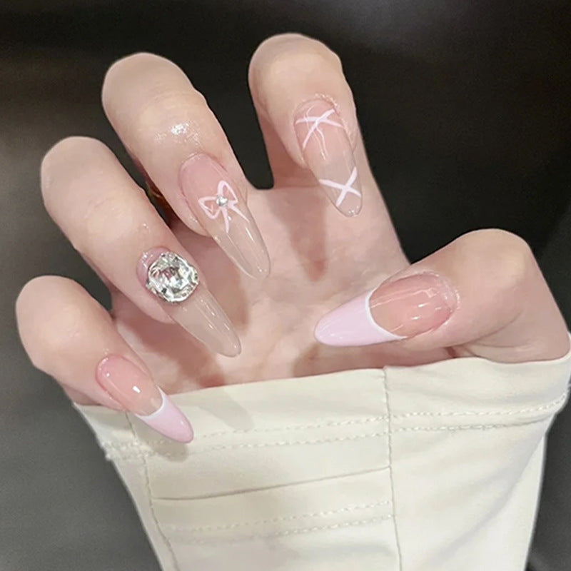 Kunstnagelset mit elegantem Design und traumhaften 3D-Applikationen Brehn