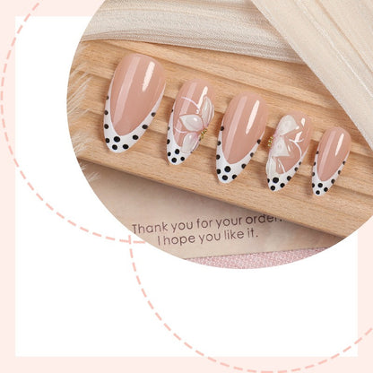 Kunstnagelset mit eleganten Blüten- und Punkte-Designs Brehn