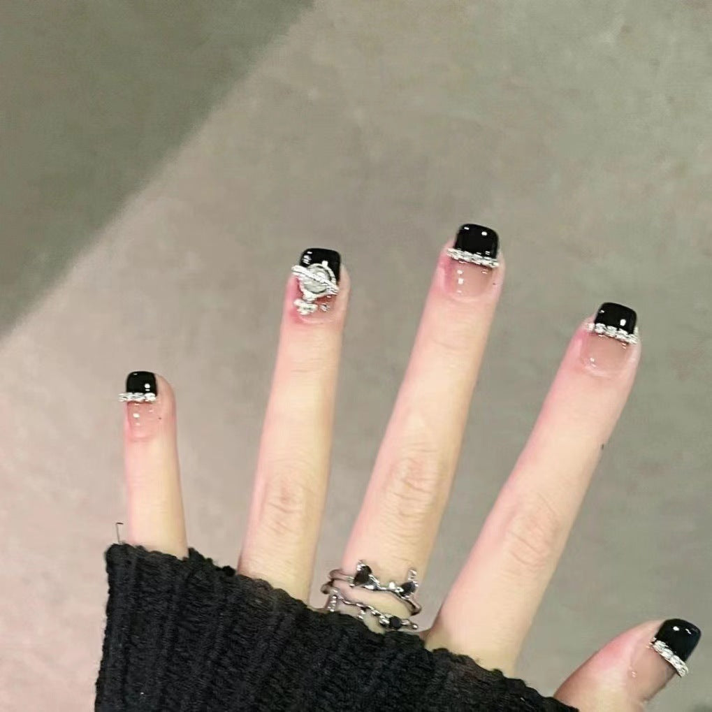 Glamouröses Kunstnagelset mit funkelnden Kristallverzierungen Brehn