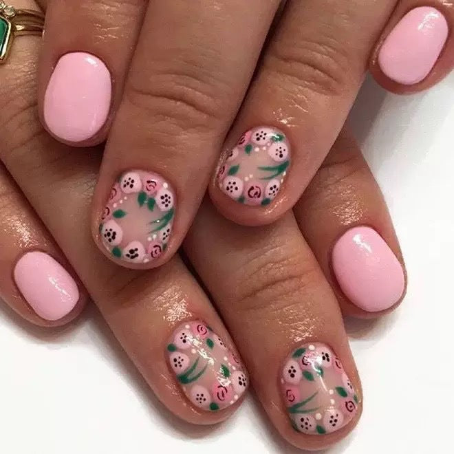 Kunstnagelset mit verspielten Blumenmotiven Brehn