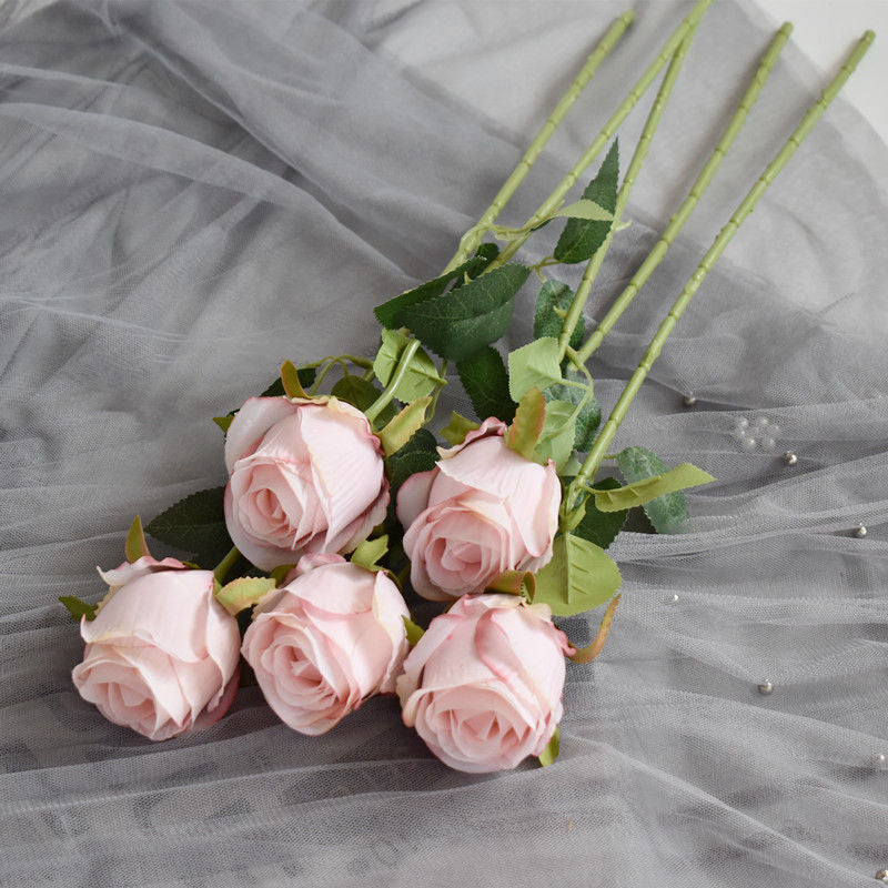 Lebensechte Rosenblumenarrangement