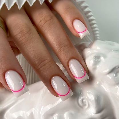 Stilvolle Kunstnägel mit elegantem French-Tip und modernen Akzenten Brehn