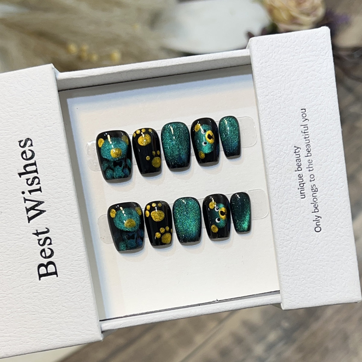 Künstlerisches Press-On-Nagelset mit verspielten Blumen- und Glitzerakzenten Brehn