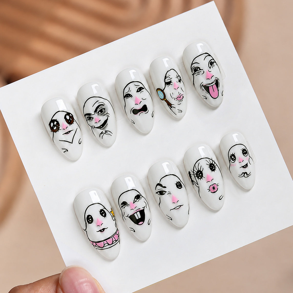 Kreatives Kunstnagelset mit Gesichtsmotiven Brehn