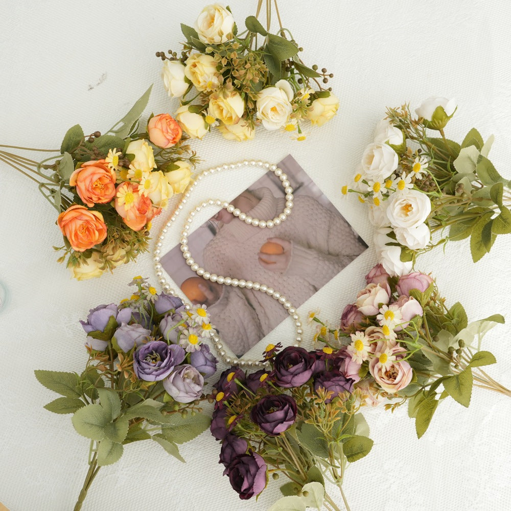 Lebensnahes Blumenbouquet mit Wiesenblumenakzenten