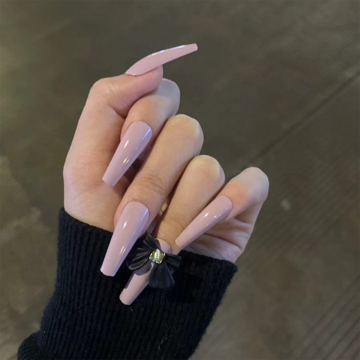 Kunstvolle Stiletto-Nägel mit eleganter Verzierung Brehn