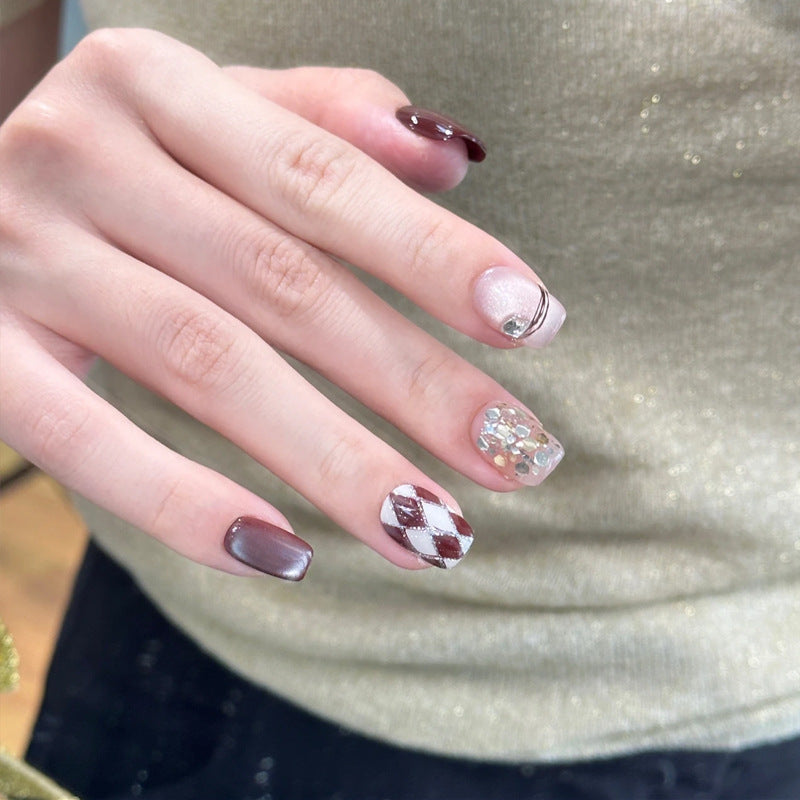 Künstliche Nagelspitzen mit glamourösen Details Brehn