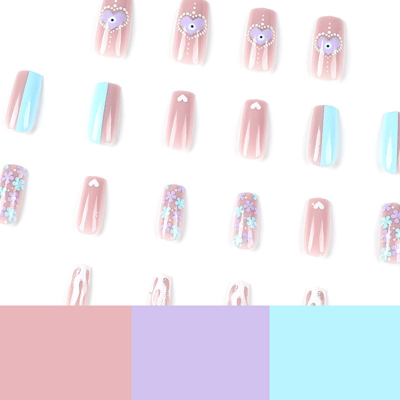 Kunstvolle Nagelkunst mit floralen Akzenten und Glitzerverzierungen Brehn