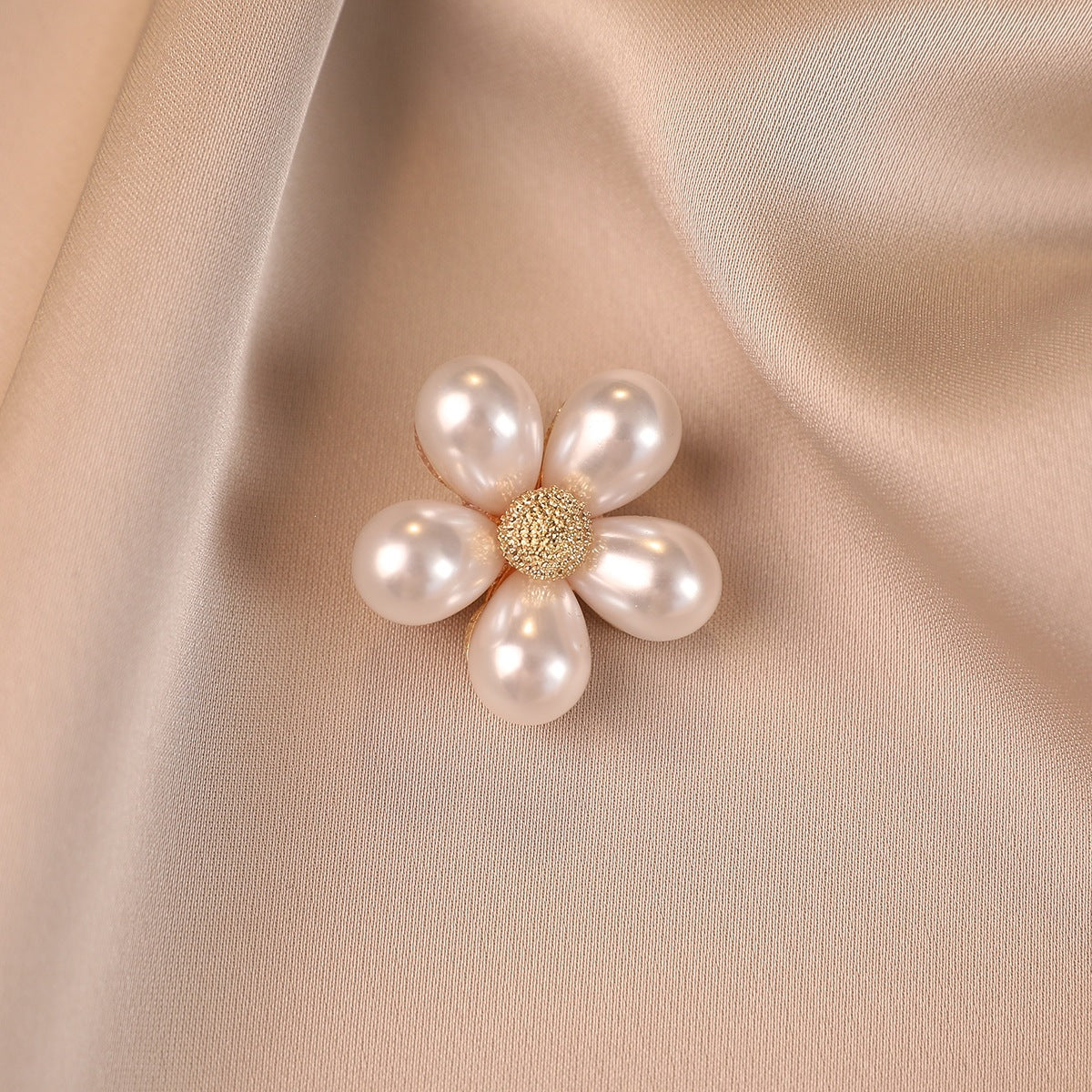 Elegante Blütenbrosche mit Perlenakzenten Brehn