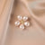 Elegante Blütenbrosche mit Perlenakzenten Brehn