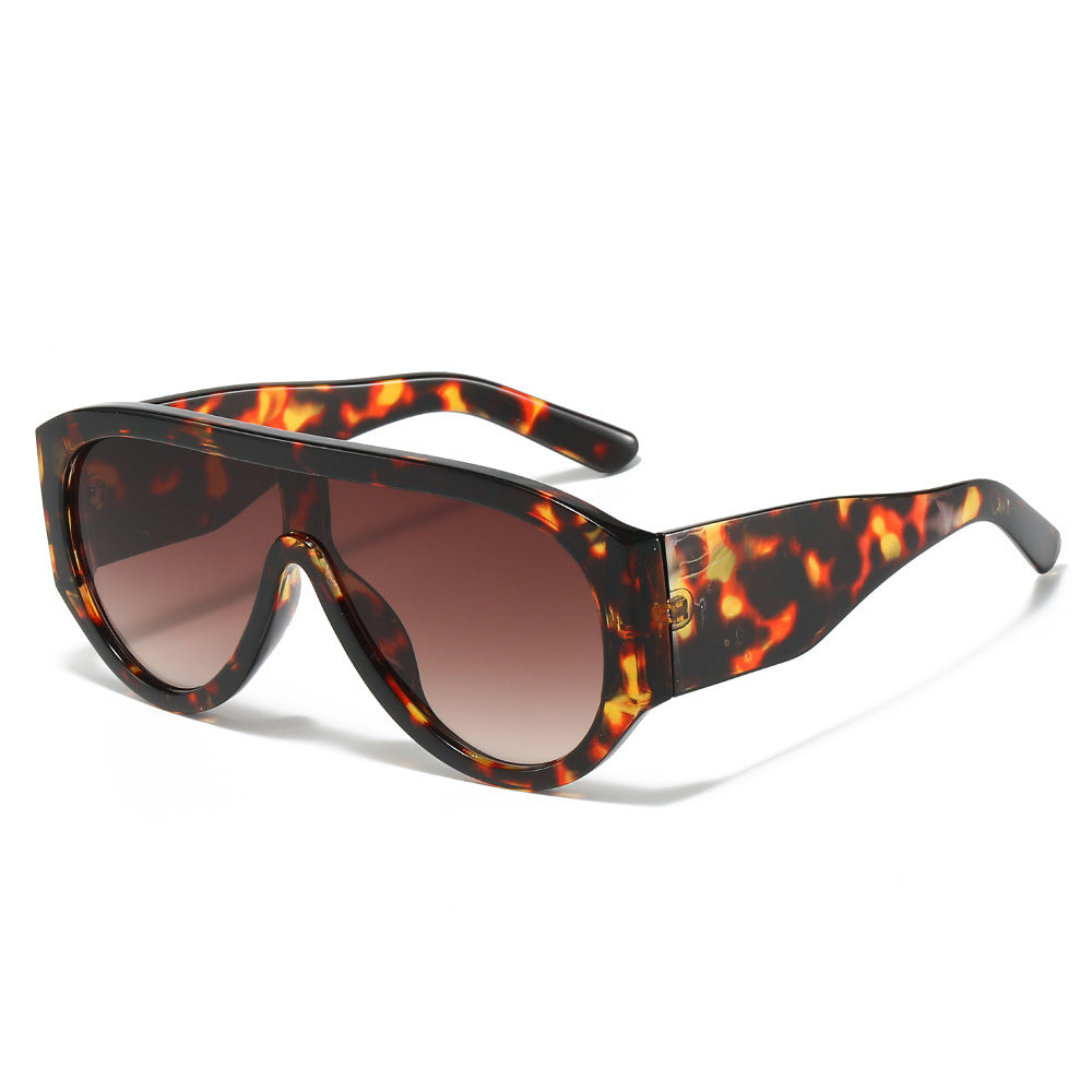 Retro-inspirierte übergroße Sonnenblenden-Sonnenbrille Brehn