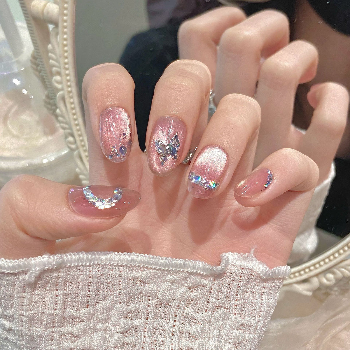 Dekorativer Press-On Nagelkunst Set mit Schmetterlings- und Edelsteinakzenten