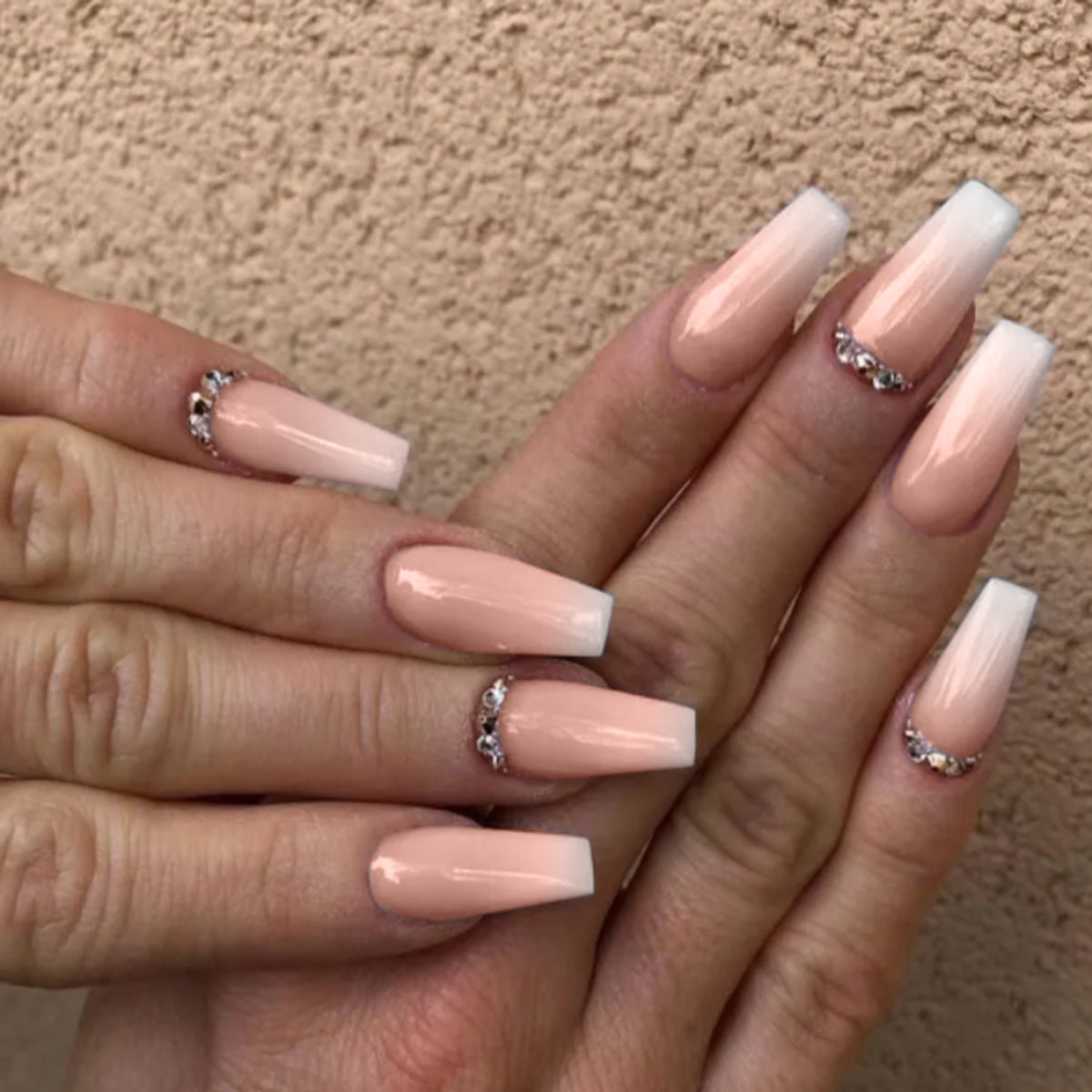 Kunstvolle Nagelverlängerungen mit elegantem Ombre-Design und Strass-Akzenten Brehn