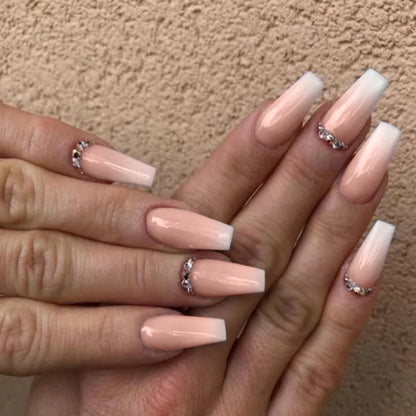 Kunstvolle Nagelverlängerungen mit elegantem Ombre-Design und Strass-Akzenten Brehn