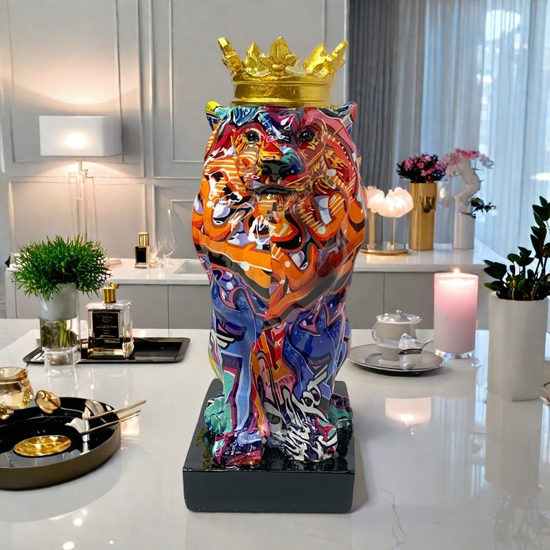 Bunte Löwen Skulptur mit Krone Brehn