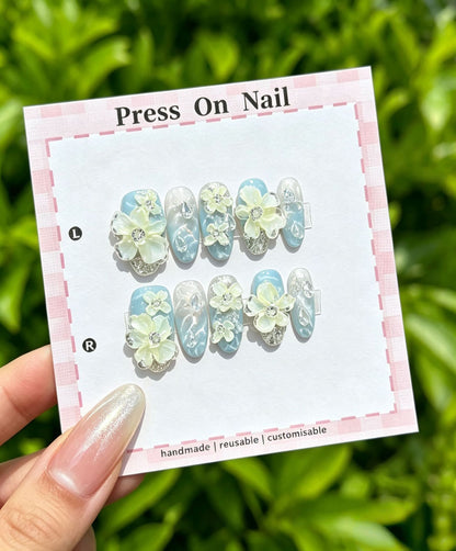 Künstlerisches Press-On Nail Art Set mit niedlichen Charakteren und Schleifenakzenten
