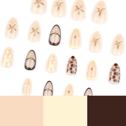 Kunstvolle Nagelverlängerungen mit floralen und Glitzerdetails Brehn