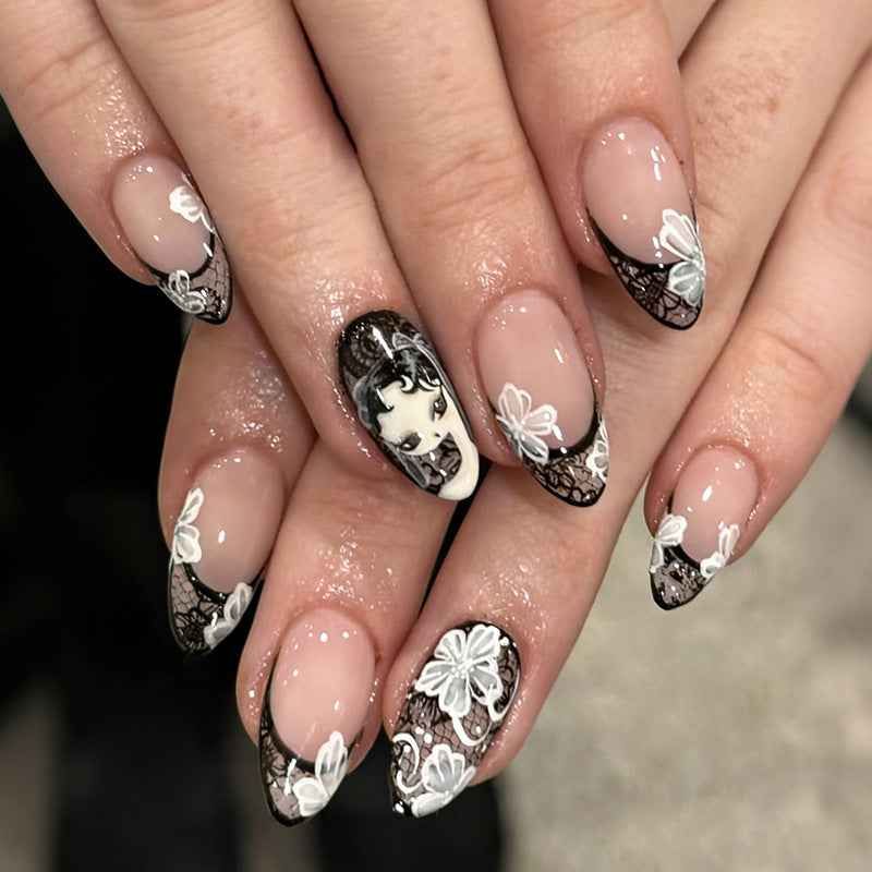 Kunstnagelset mit eleganten Spitzen und floralen Verzierungen Brehn
