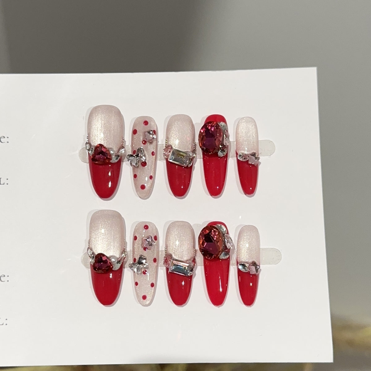 Glamourös Press-On Nagelkunstset mit Strassakzenten