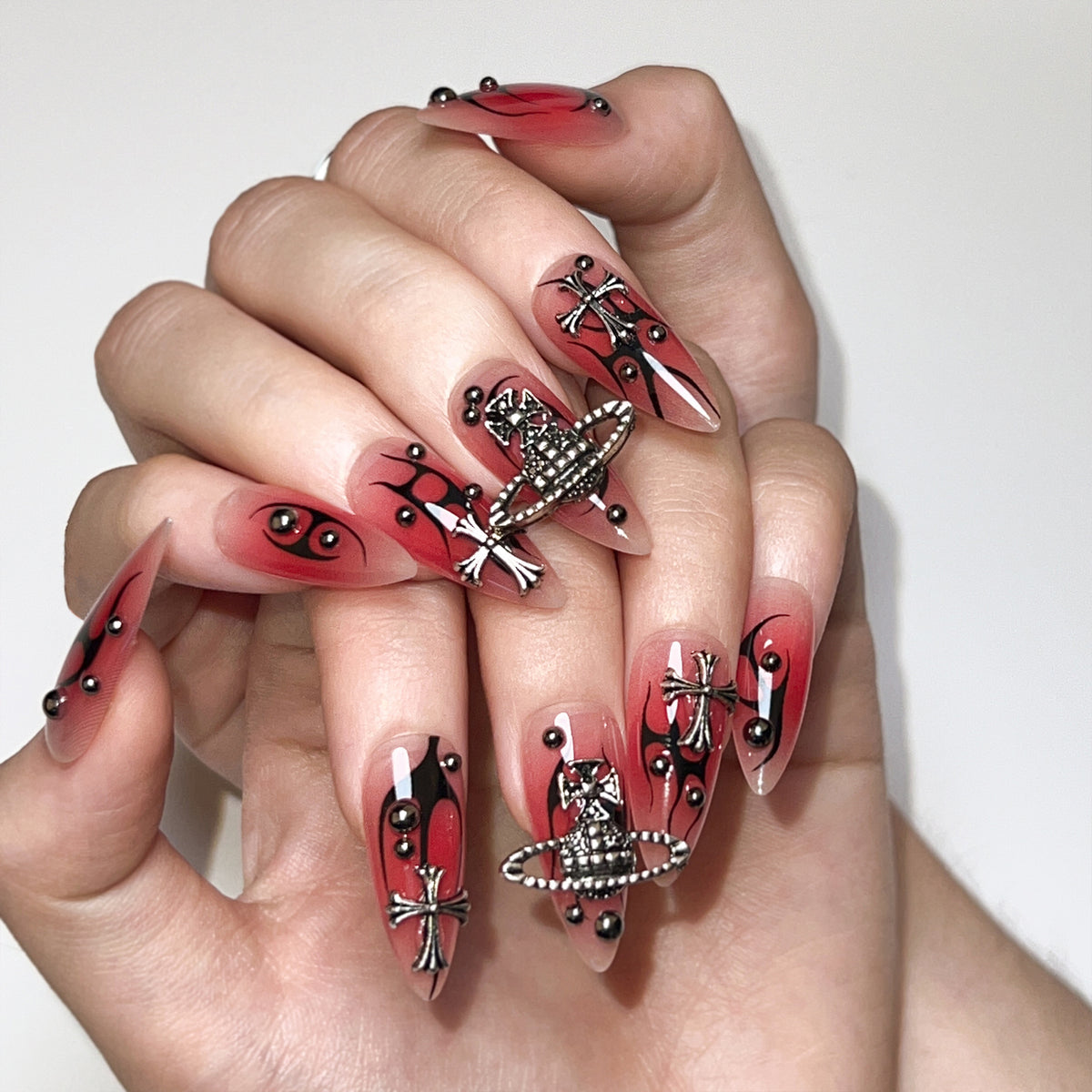 Kunstvolle Kunstnägel mit einzigartigen Designs und Glitzerakzenten Brehn
