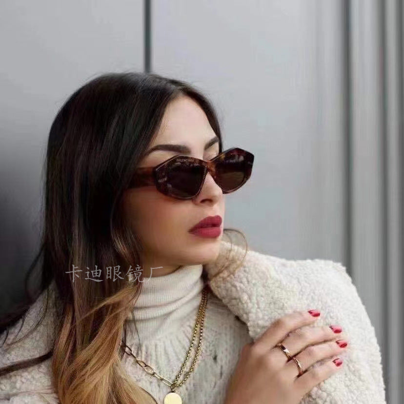 Damen geometrische Sonnenbrille mit einzigartigem, futuristischem Design Brehn