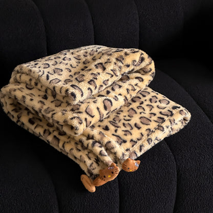 Kuschelige Wohndecke aus Microfleece mit Leo-Print und Plüschanhängern