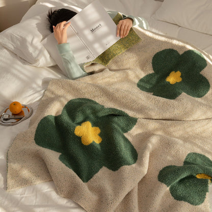 Grobstrick-Bouclé-Wohndecke mit großflächigem Blumenmotiv und Teddy-Textur Brehn