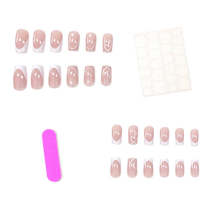 Herz- verziertes französisches Nagelkunst Brehn