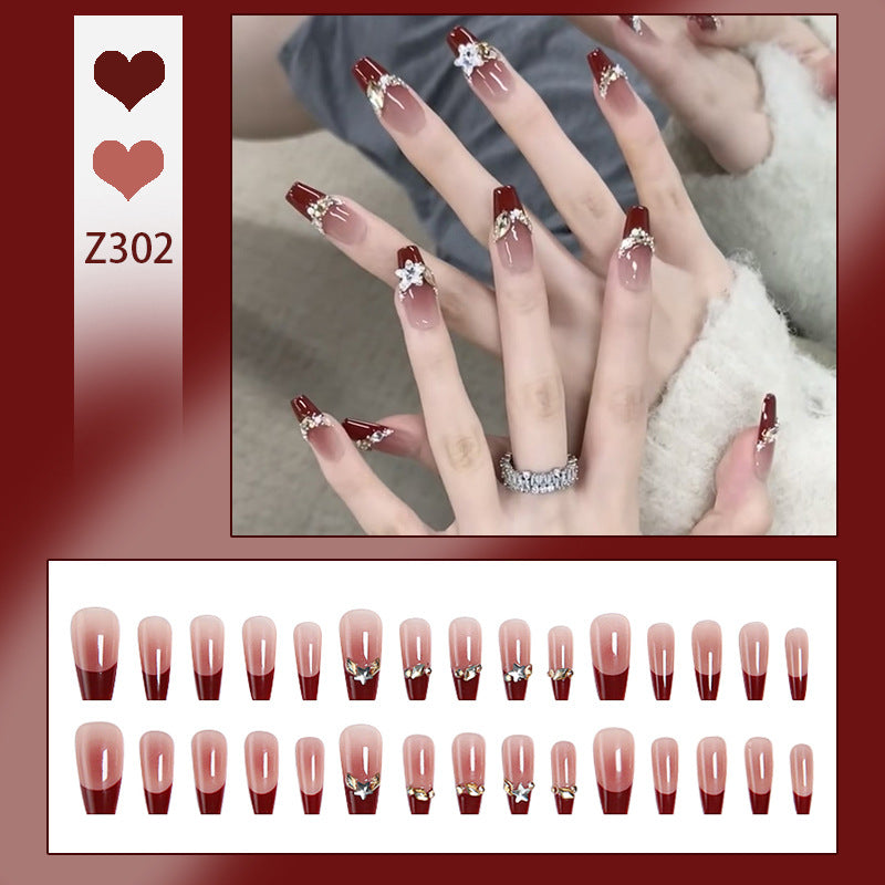 Kunstnagelset mit eleganten glitzernden Akzenten und romantischem Design Brehn