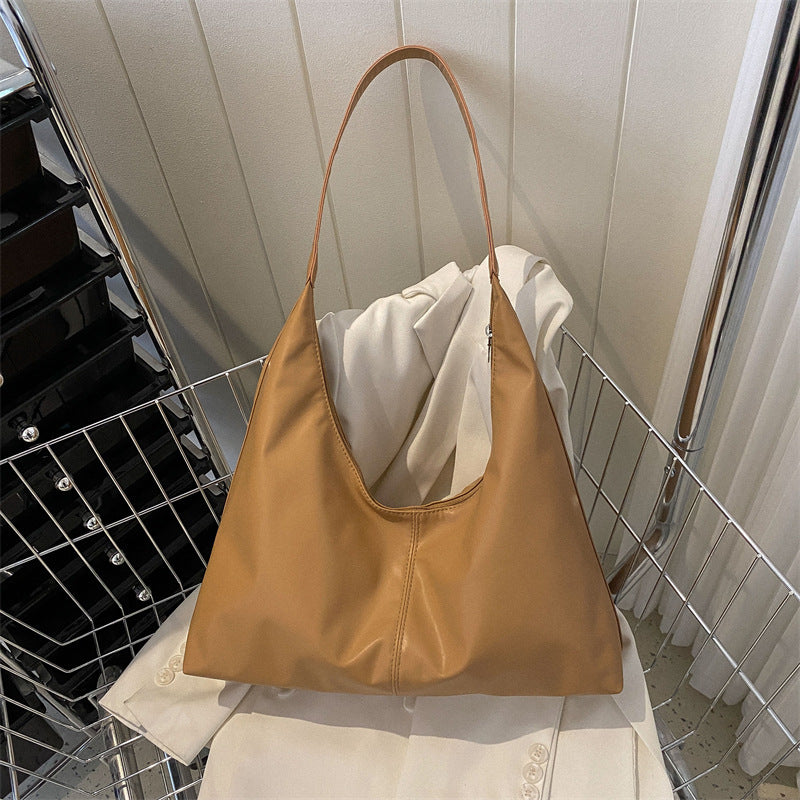 Schlanke Minimalistische Hobo-Handtasche