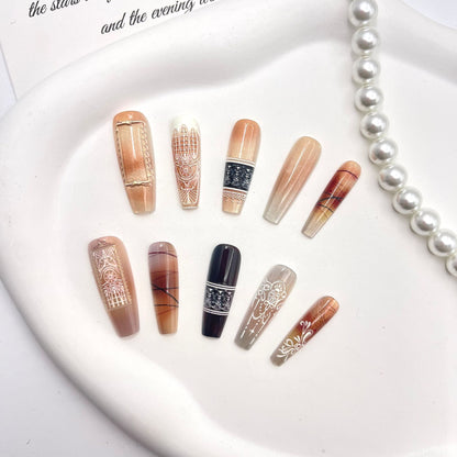 Dekoratives Druck-Nagelkunst-Set mit eleganten Mustern