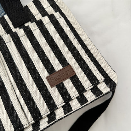 Stylische gestreifte Stofftasche