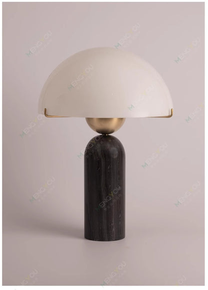 Zeitgenössische Tischlampe mit Kuppelschirm