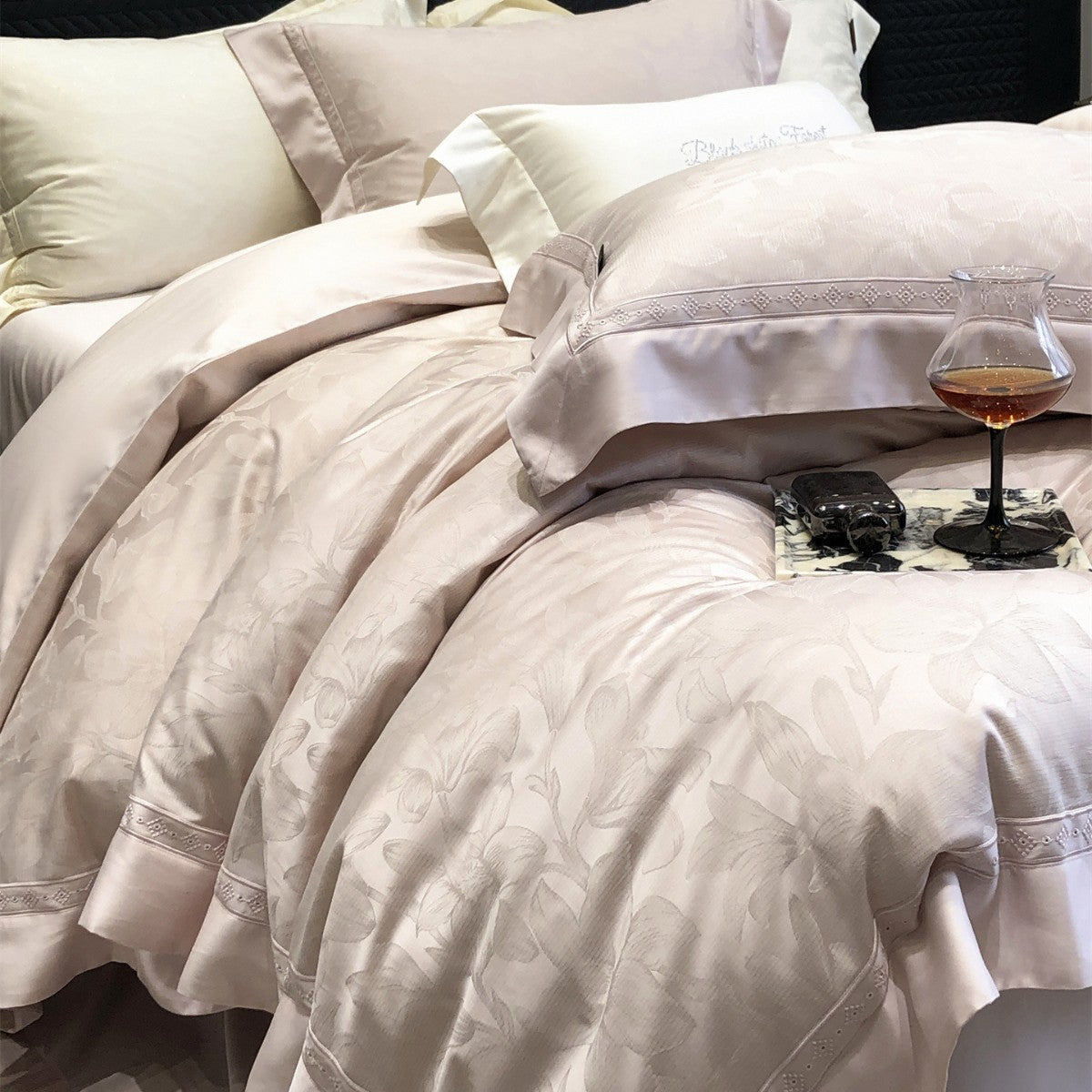 Premium Floral Jacquard Sateen Bettbezug Set mit besticktem Saum