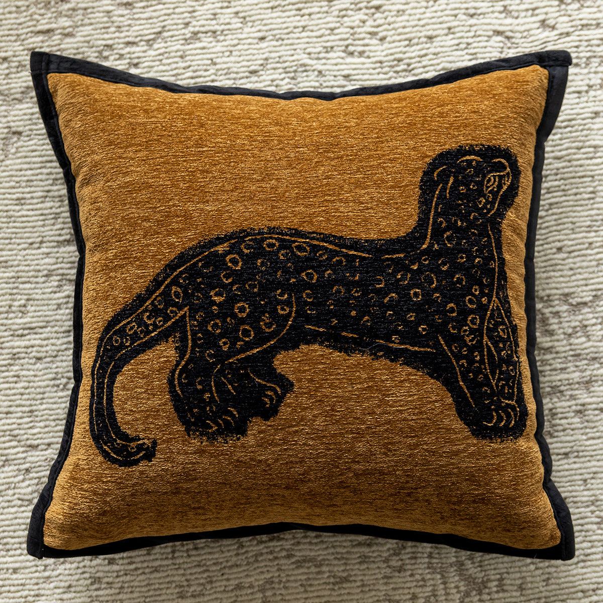 Luxuriöses Kissen mit Pantherdesign