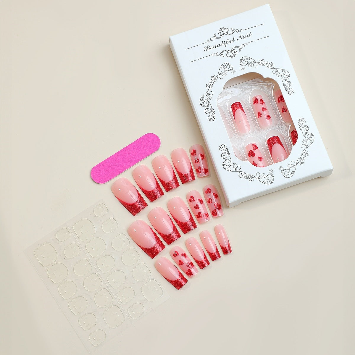 Kunstnagelset mit glamourösen Herzmotiven und Glitzerakzenten Brehn