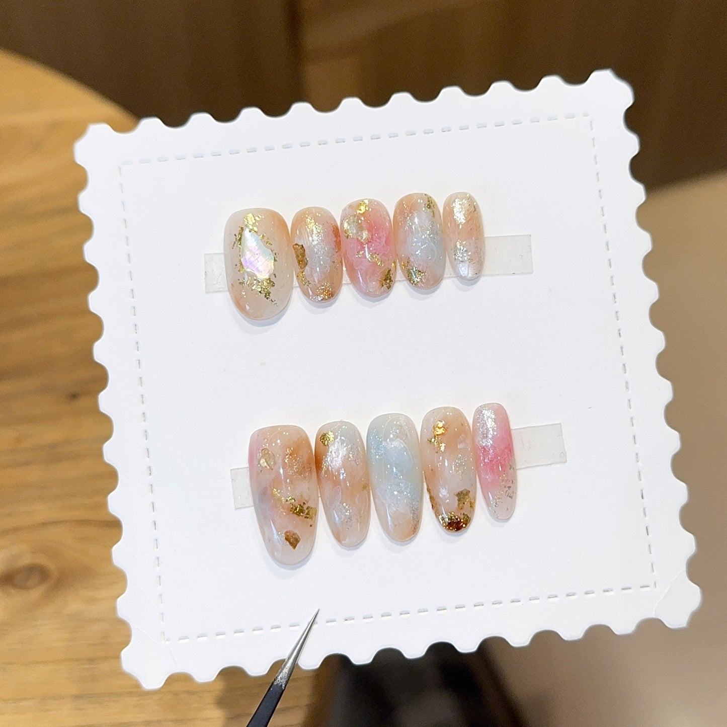Kunstnägel mit Glamouriösen Metallic-Details und Funkelndem Design Brehn